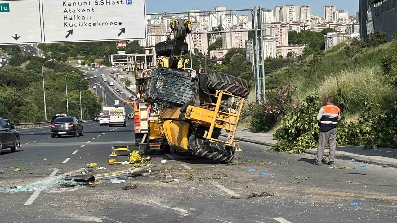 Küçükçekmece'de iş makinesi taşıyan çekici devrildi: Sürücü hayatını kaybetti