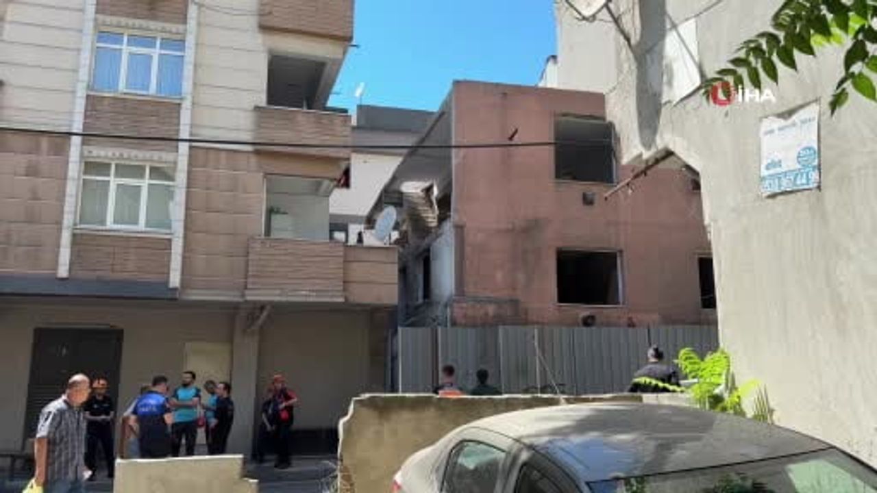 Küçükçekmece'de kentsel dönüşüm yıkımında duvar çöktü: 3 yaralı