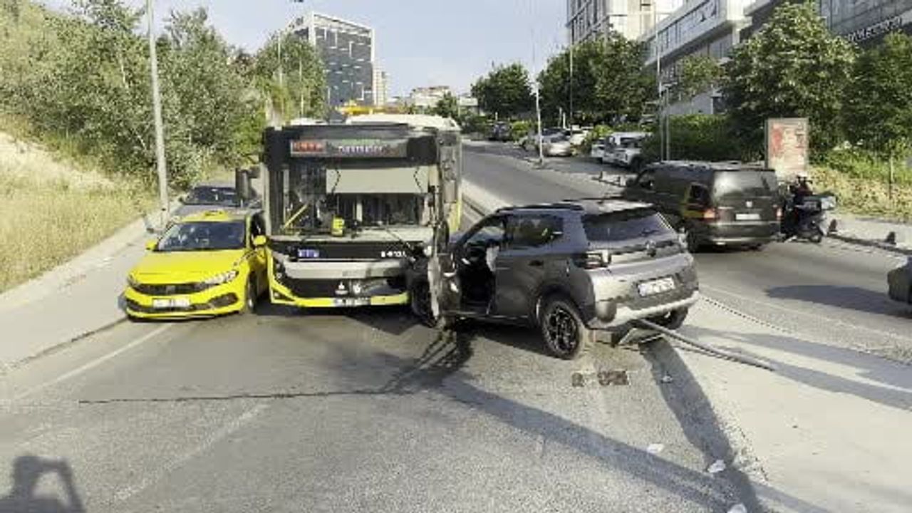 Küçükçekmece'de otomobil motosiklete çarpmamak için manevra yaptı, karşı şeride geçip İETT otobüsüne çarptı: 1 yaralı