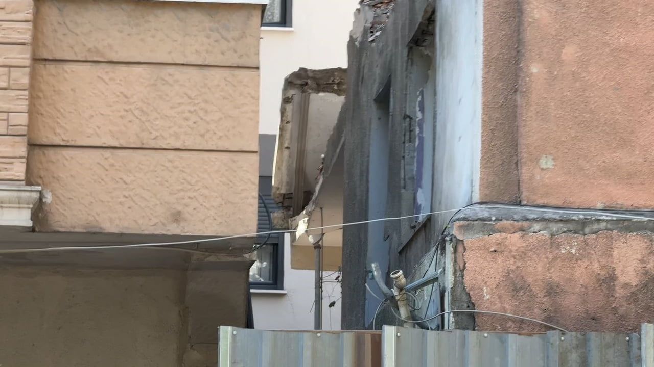 Küçükçekmece’de yıkım sırasında çöken duvar altında kalan 3 işçi yaralandı