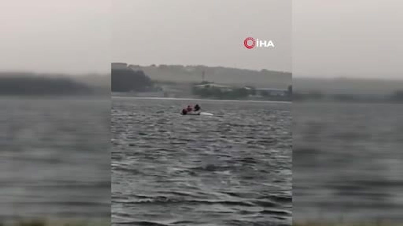 Küçükçekmece Gölü'nde kano devrildi: Kanarya Sahili'nde mahsur kalan 2 kişi kurtarıldı