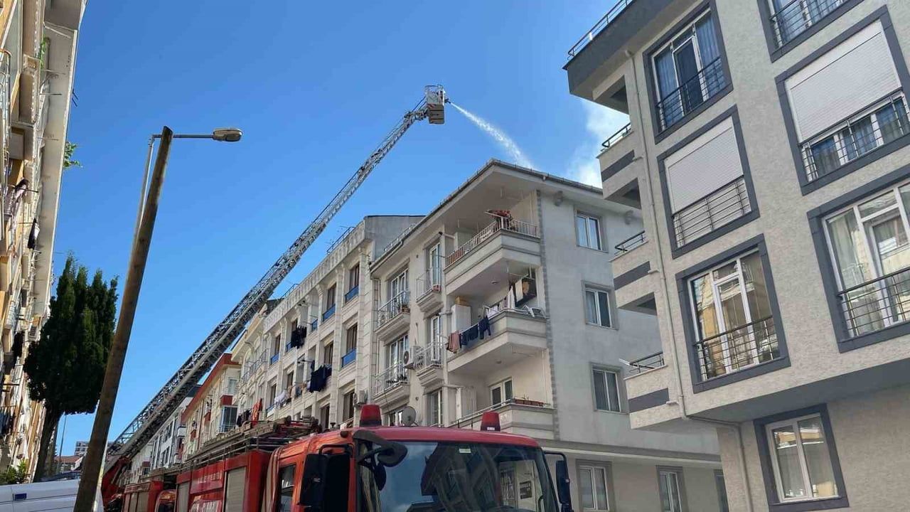 Küçükçekmece Kanarya Mahallesi'nde 4 katlı apartmanın çatısında yangın: 3 kişi dumandan etkilendi