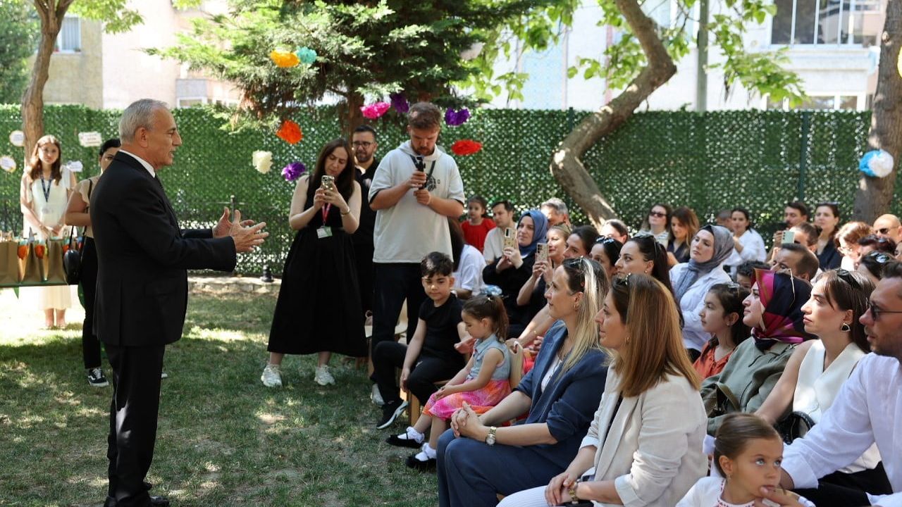 Küçükçekmeceli öğrencilerin karne sevinci