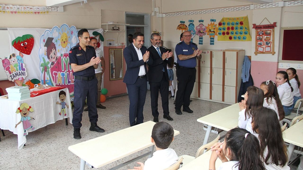 Kula'da 5 bin 557 öğrenci karne alarak yaz tatiline girdi