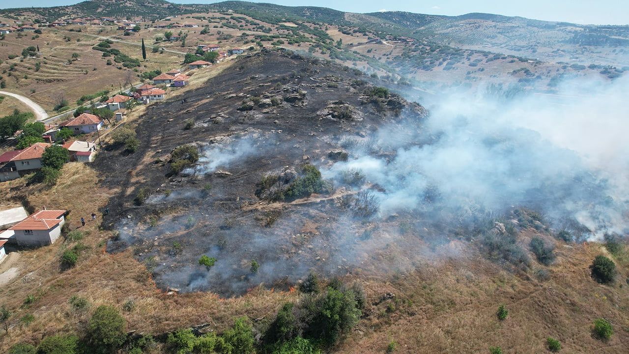 Kula'da makilik alanda çıkan yangında 30 dönüm kül oldu