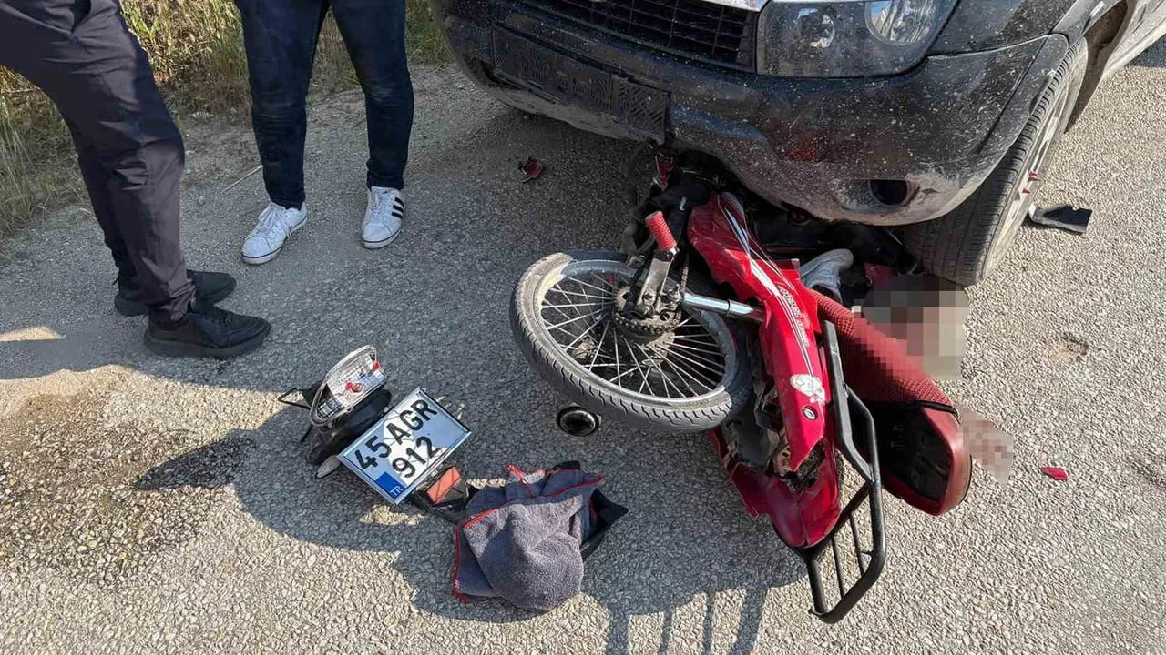 Kula'da motosiklet ile otomobil kafa kafaya çarpıştı: 18 yaşındaki genç ağır yaralandı