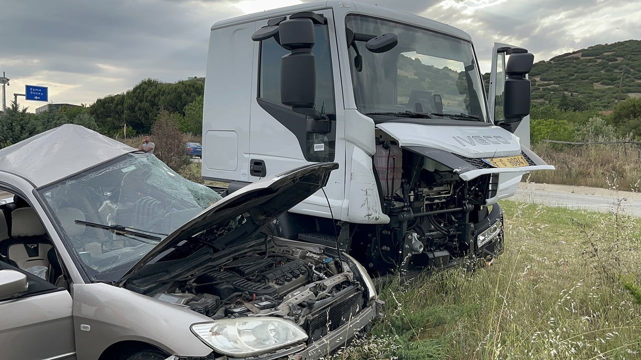 Kula'da otomobil ile tırın çarpışması: 1 ağır yaralı