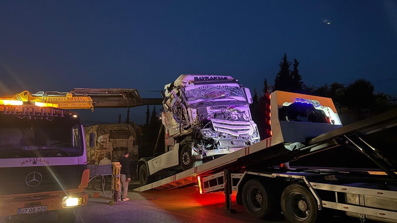 Kula'da tır bariyerlere çarptı, D300 İzmir istikametinde trafik bir süre kapandı