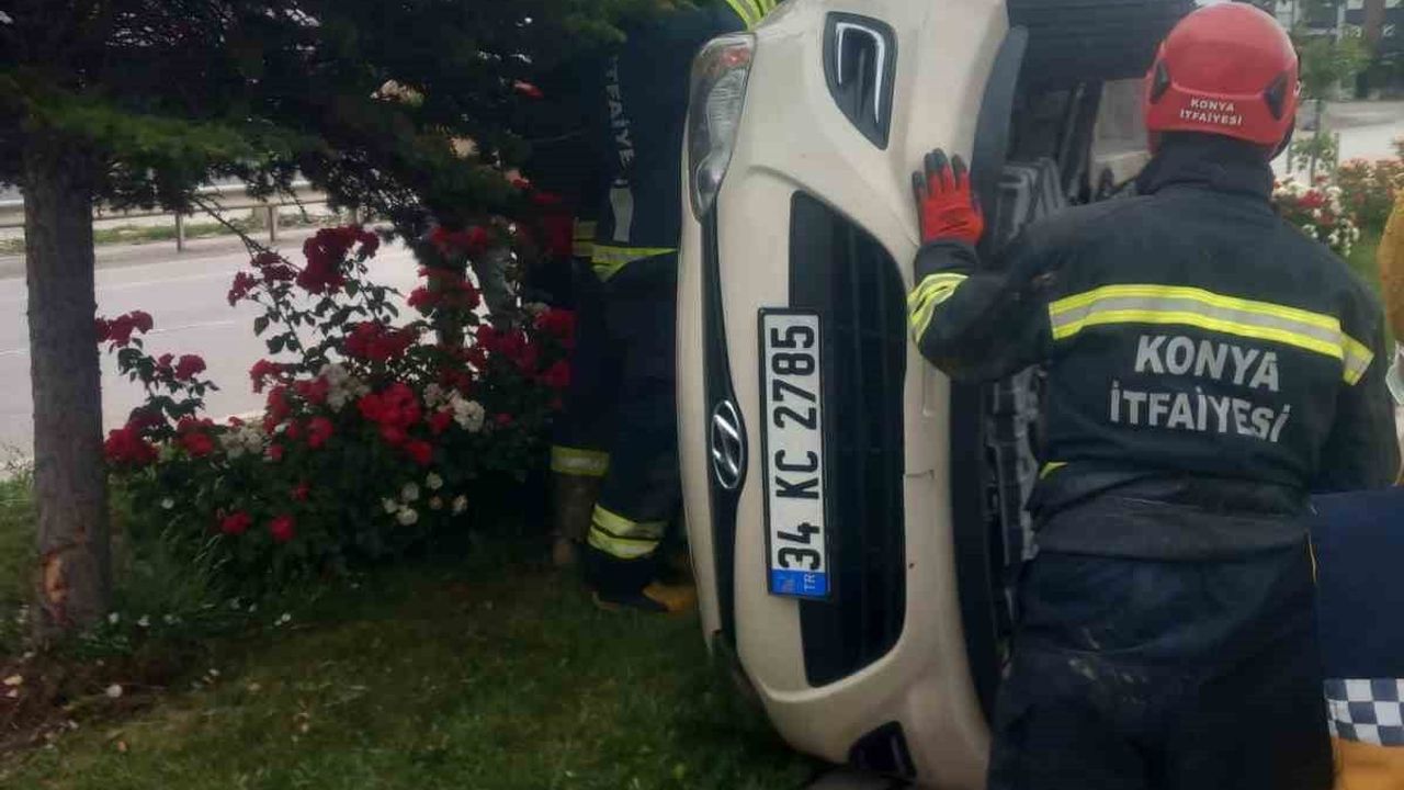 Kulu'da otomobil refüje çıkarak yan yattı: 1 yaralı