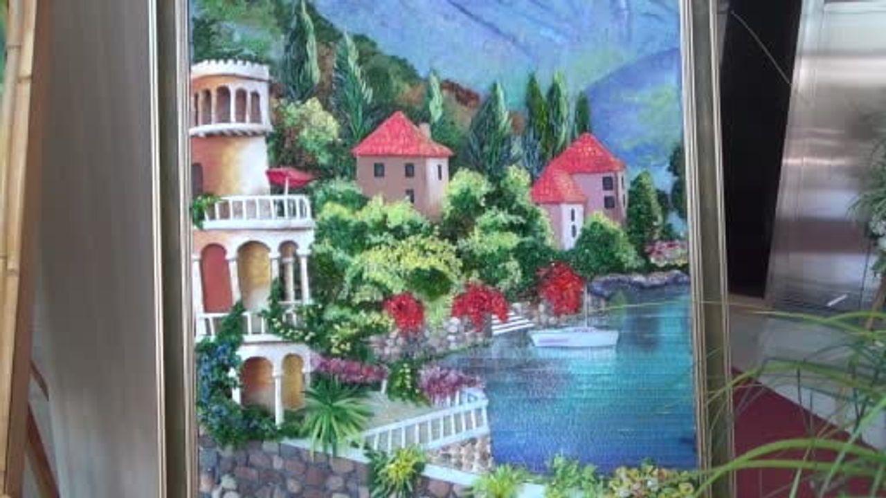 Kumluca'da kırık camları üç boyutlu sanat eserlerine dönüştüren Pervin Kavacık