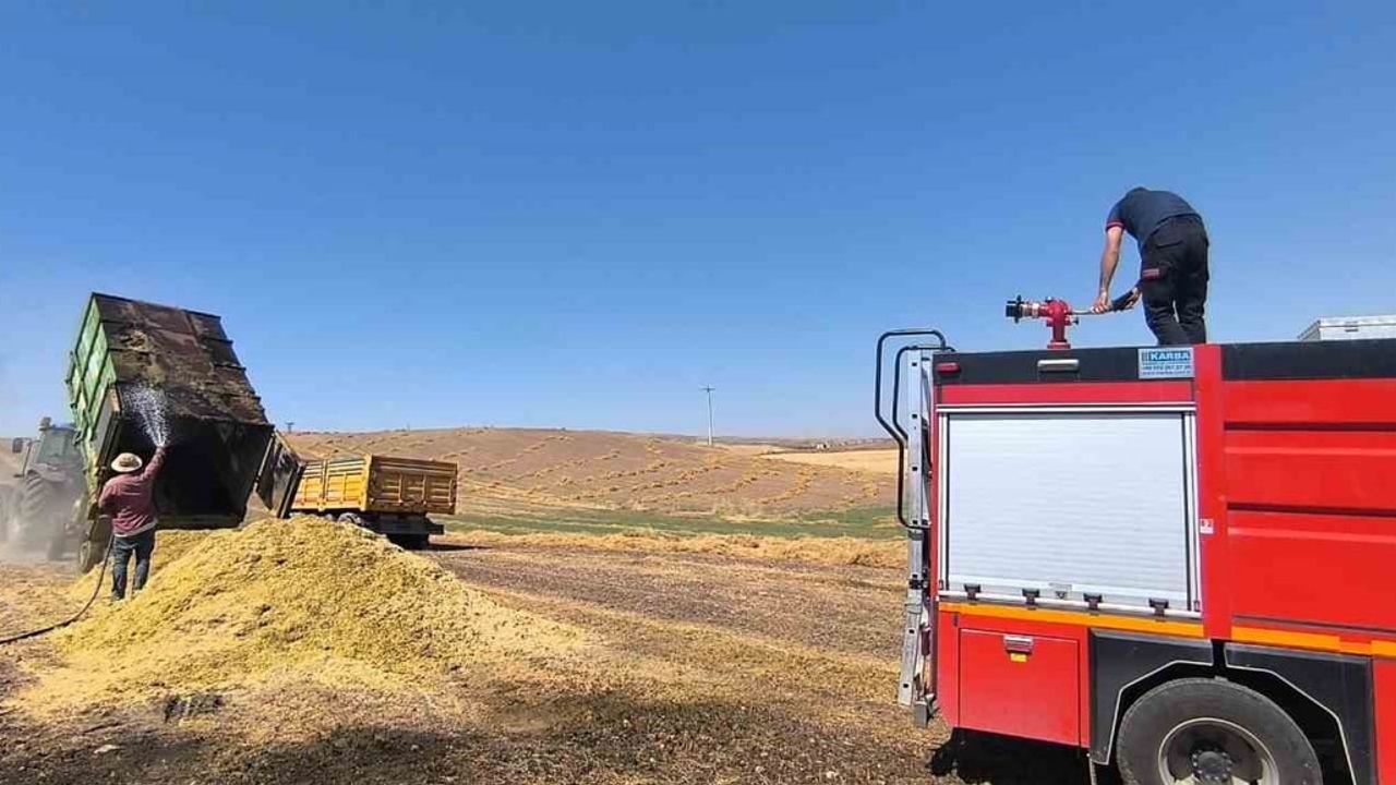Kurtalan’da saman yüklü römork alevlere teslim oldu