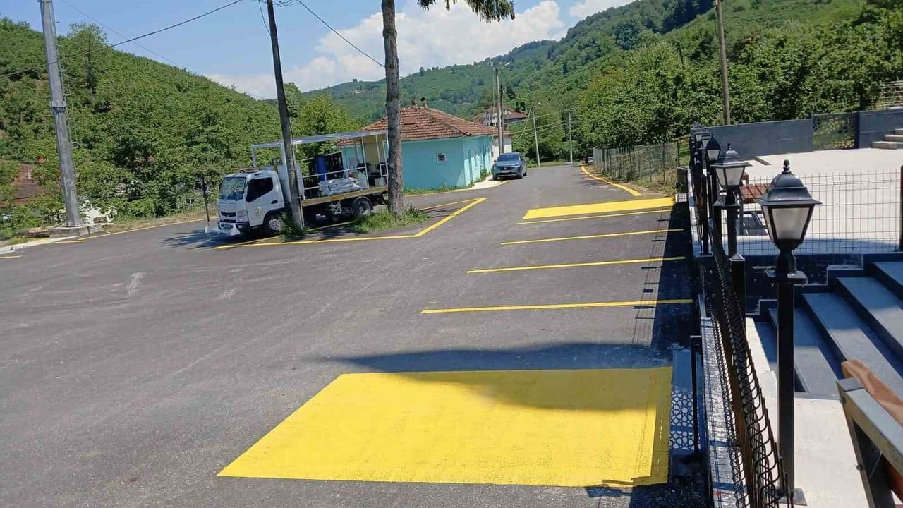 Kurtsuyu'da okul ve cami çevresinde yol çizgi çalışmaları tamamlandı
