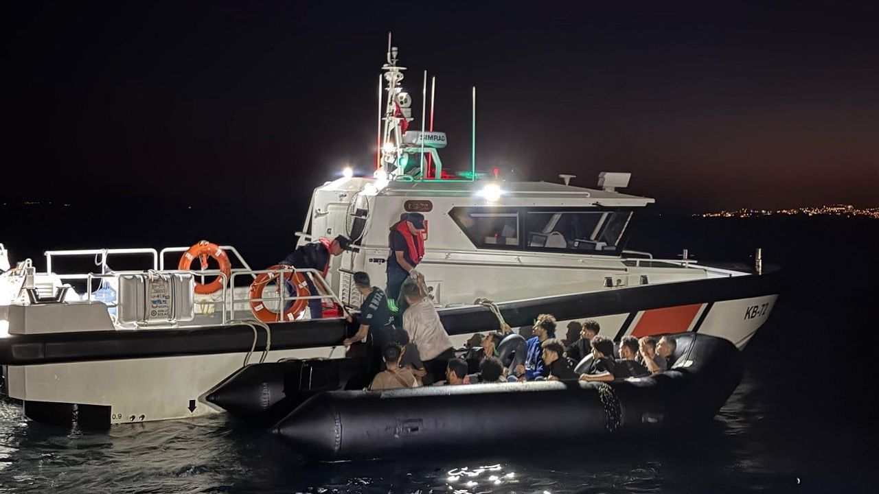 Kuşadası açıklarında lastik bottaki 15 düzensiz göçmen yakalandı