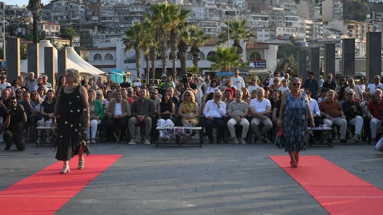 Kuşadası'nda Geri Dönüşüm Defilesiyle Sonlanan Dünya Çevre Günü Etkinlikleri