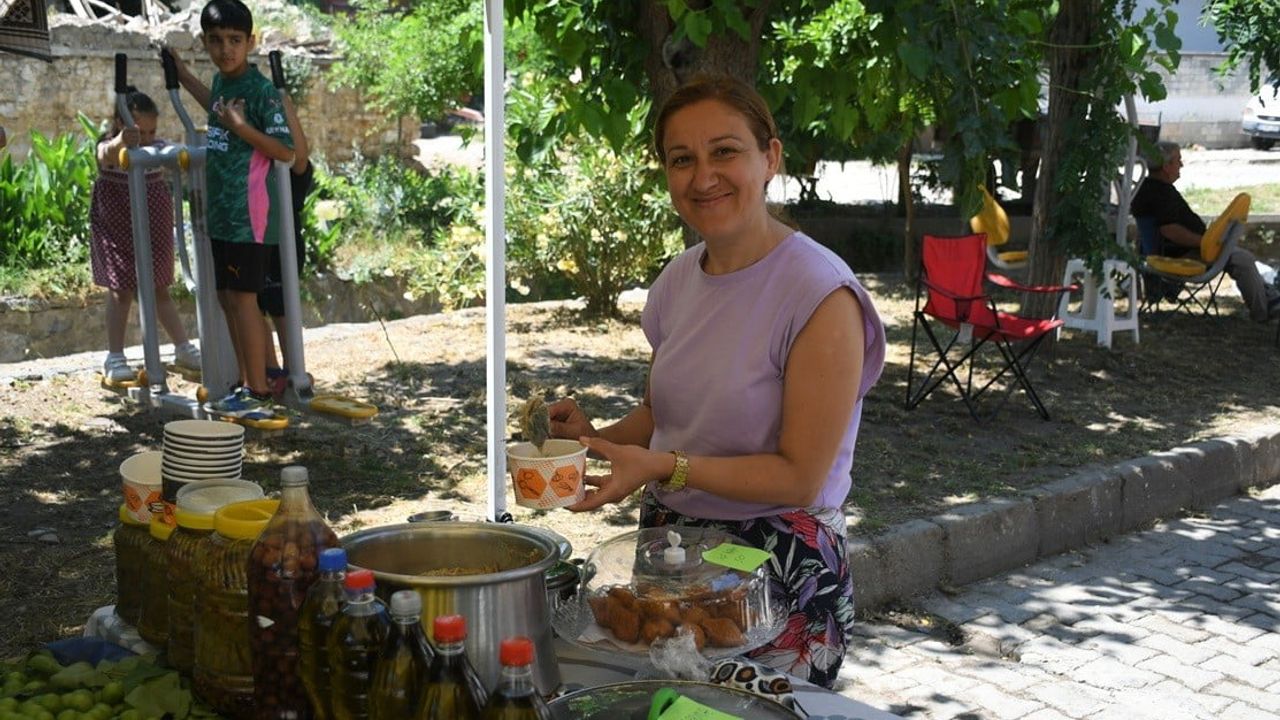 Kuşadası'nda Kiraz Şenliği başladı: Yerel üretim ve yarışmalar öne çıktı