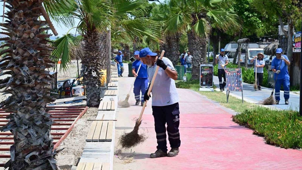 Kuşadası'nda sahil ve yürüyüş yollarında kapsamlı bakım çalışması