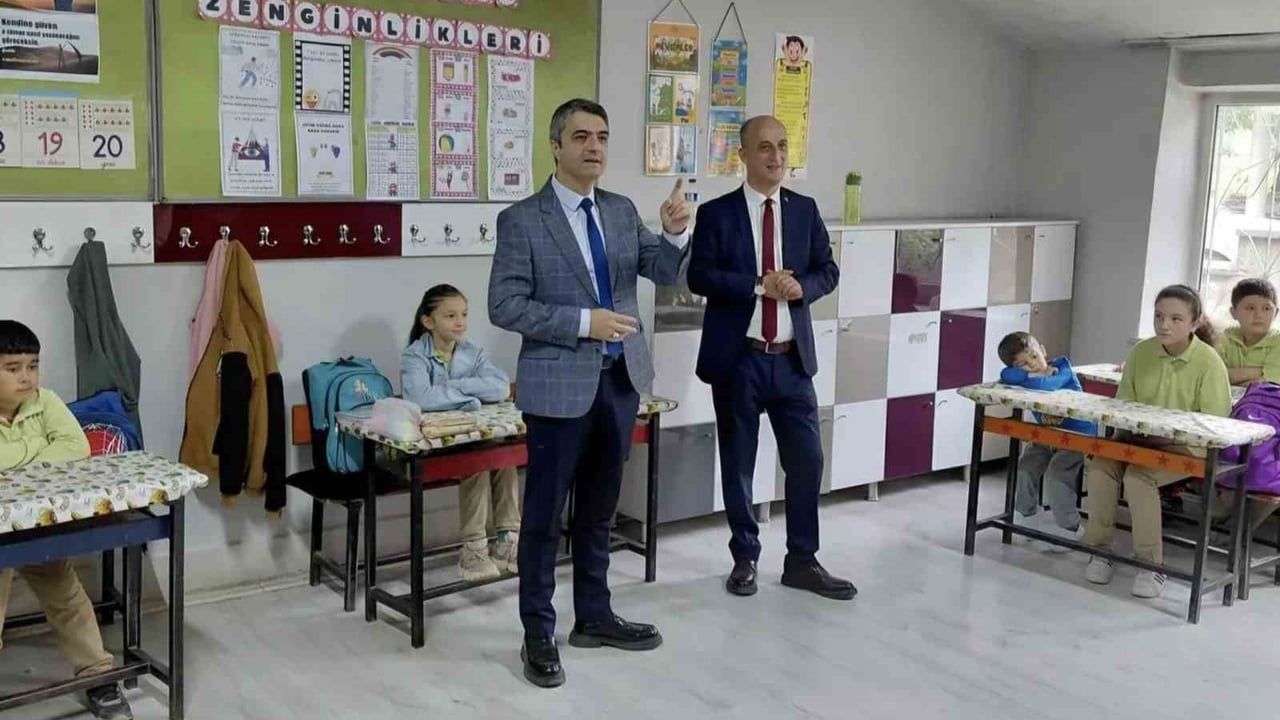 Kütahya ASE Sosyal Bilimler Lisesi 'Kardeş Köy Okulu' Etkinliğiyle Güldüren Köyü Okulu'nu Ziyaret Etti
