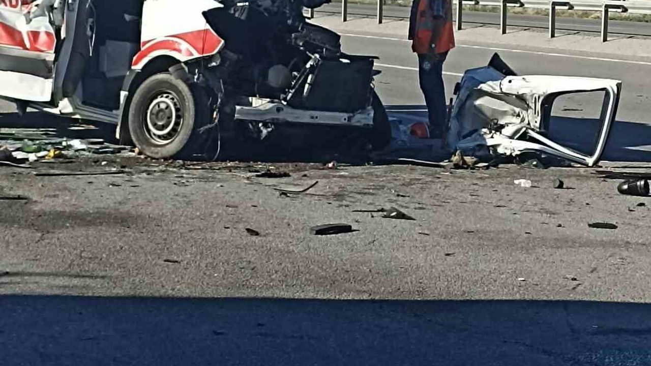 Kütahya'da ambulans ile tır çarpıştı: 1 ölü, 4 yaralı