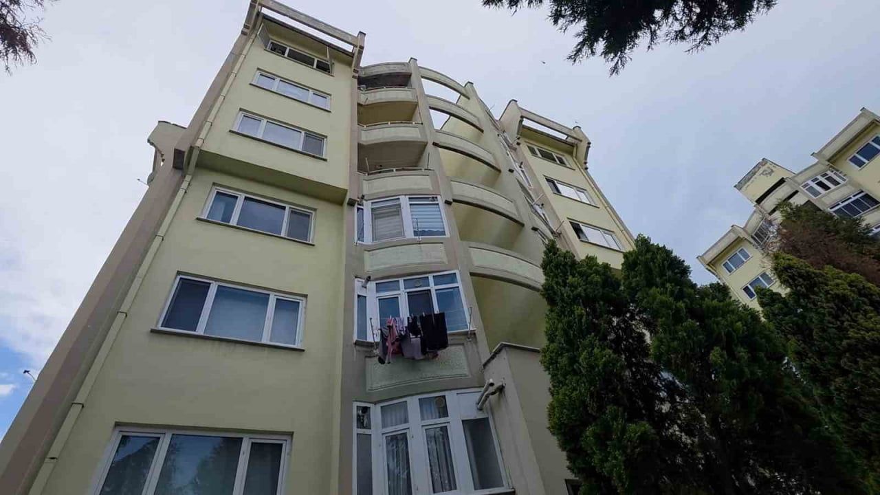 Kütahya'da asansör dairesinde yangın: 2 kişi dumandan etkilendi