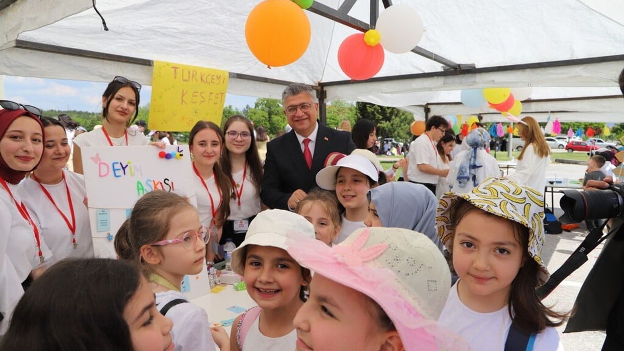 Kütahya'da DPÜ Eğitim Fakültesi ev sahipliğinde 3. Çocuk Şenliği: Eğlence, Bilim ve Sürdürülebilirlik