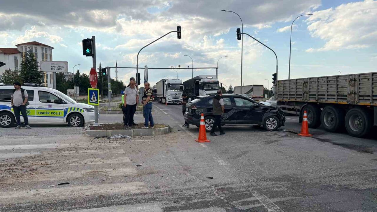 Kütahya'da iki otomobilin çarpışması sonucu 5 kişi yaralandı