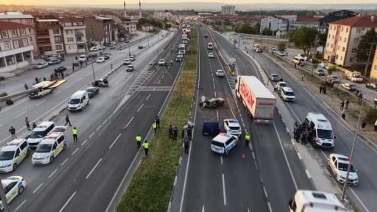 Kütahya'da iki otomobilin çarpıştığı kazada 17 yaşındaki yolcu yaşamını yitirdi