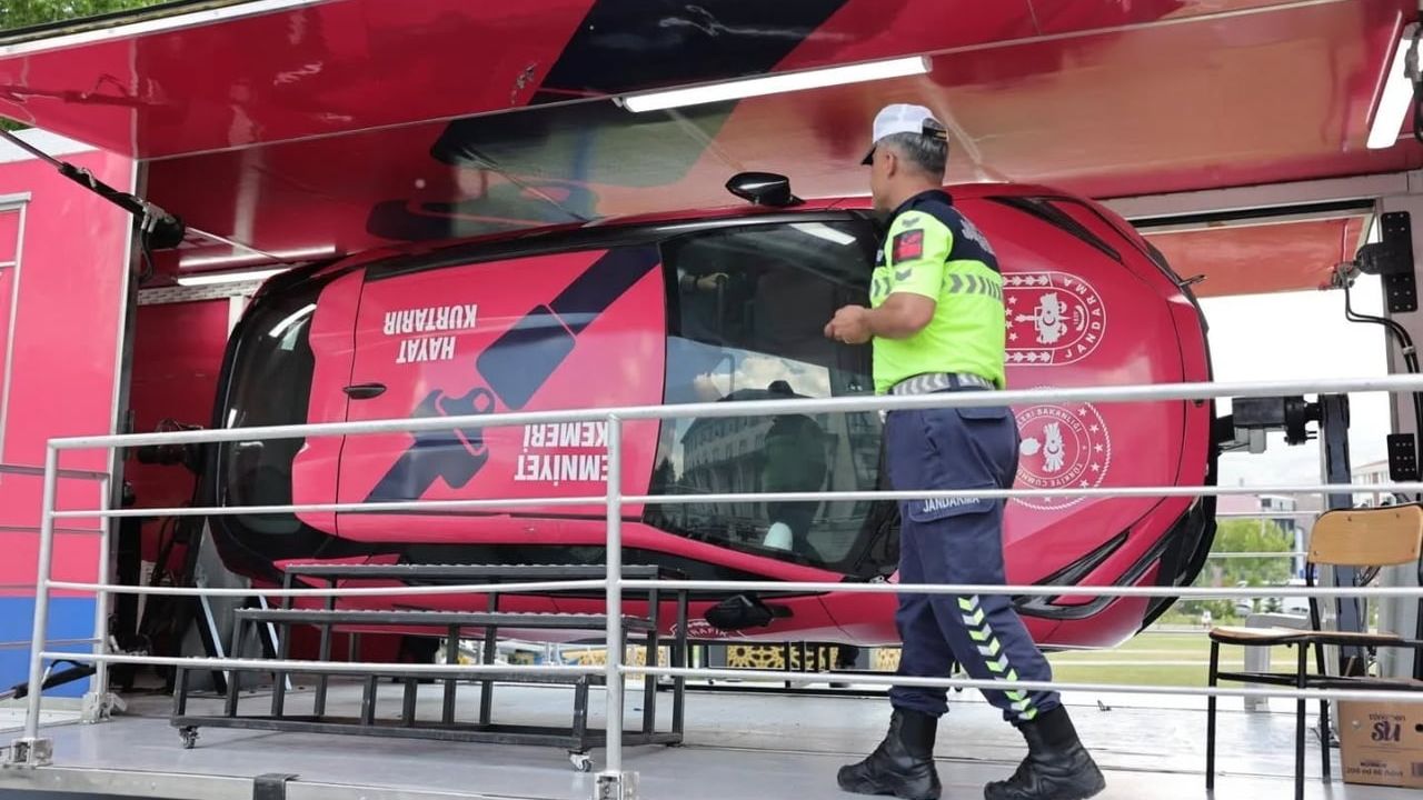 Kütahya’da Jandarma’nın 187. yılına özel trafik güvenliği simülasyonu ilgi gördü