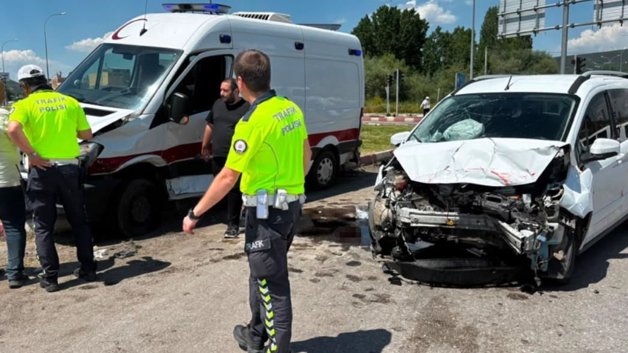 Kütahya’da kavşakta ambulans ile hafif ticari araç çarpıştı: 7 yaralı