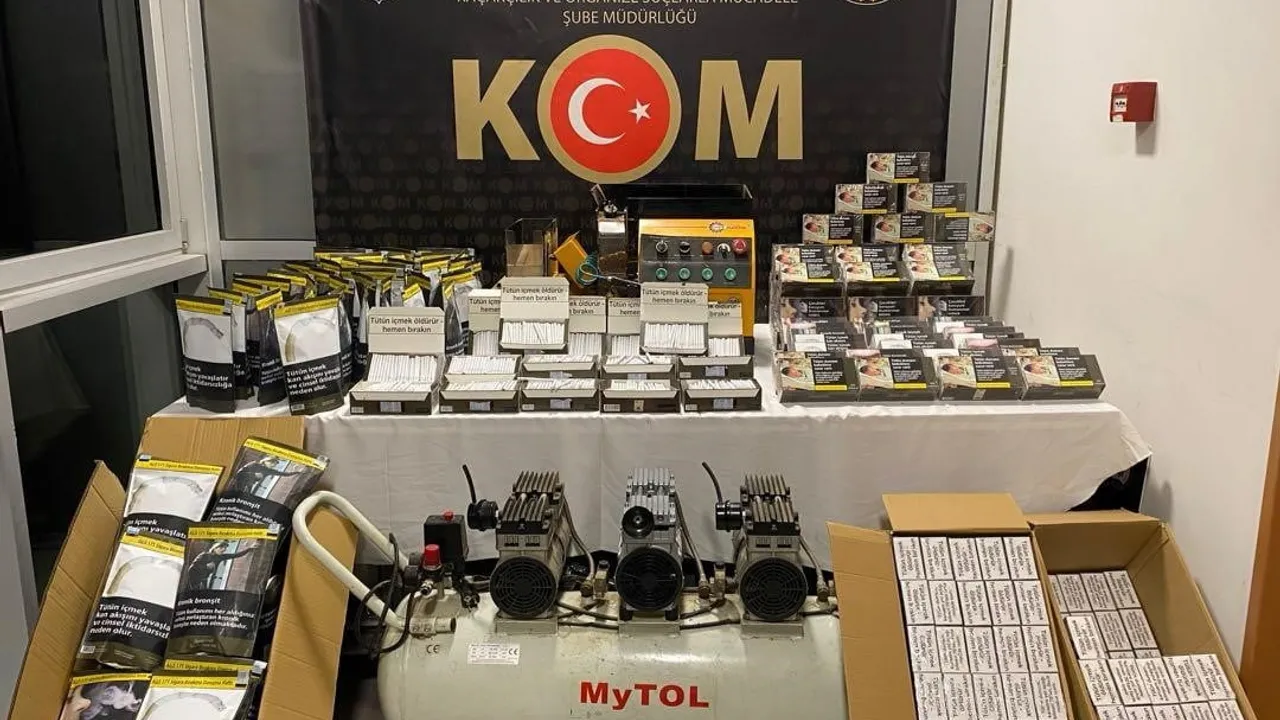 Kütahya'da KOM Operasyonu: Binlerce Makaron, Kıyılmış Tütün ve 39 Kaçak Cep Telefonu Ele Geçirildi