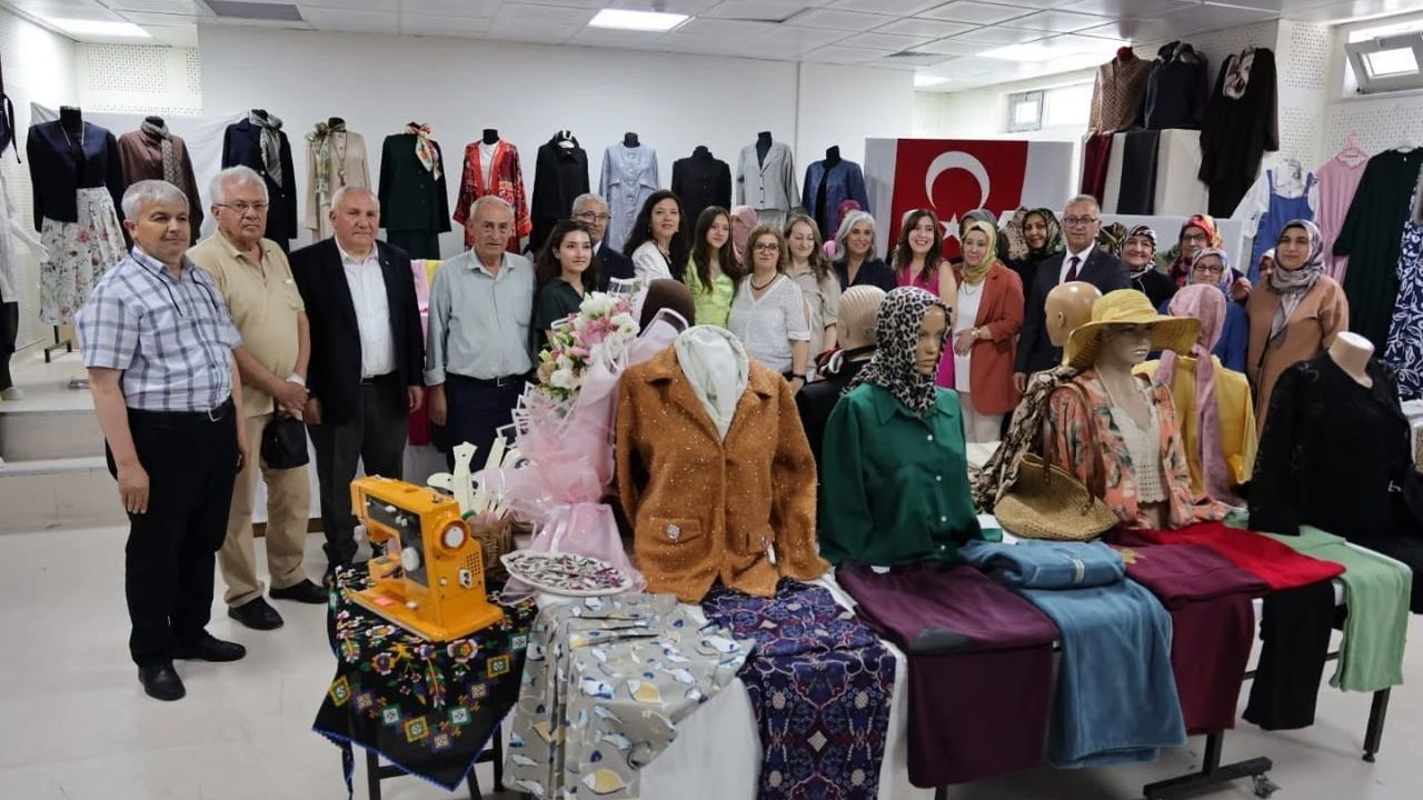Kütahya'da kursiyerlerin el emeği eserleri yıl sonu sergisinde