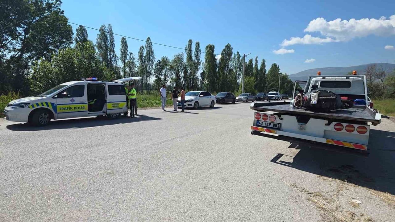 Kütahya'da otomobil ile motosiklet çarpıştı: 64 yaşındaki sürücü ağır yaralandı