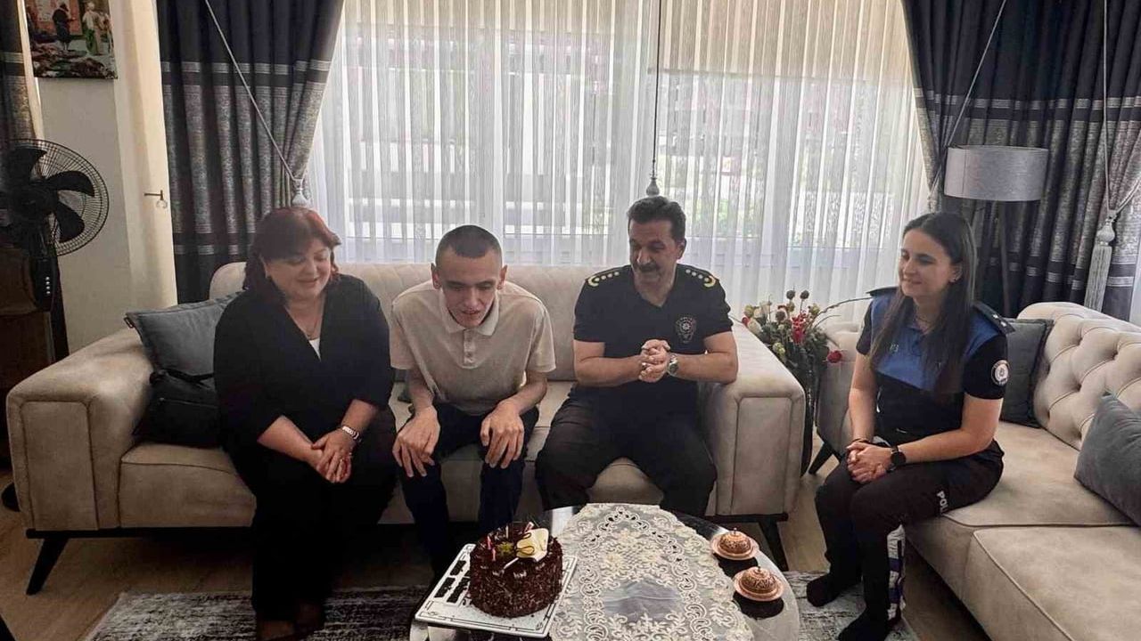 Kütahya'da özel birey Emir Buğra için polis ve eşlerinden doğum günü ziyareti