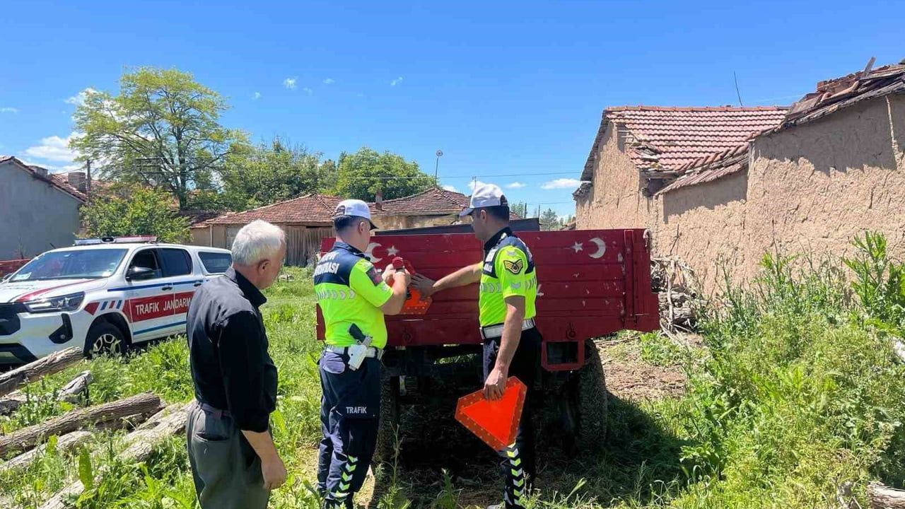 Kütahya'da 'Reflektör Tak Görünür Ol' Projesi: Altıntaş'ta 67 traktör sürücüsüne reflektör ve bilgilendirme