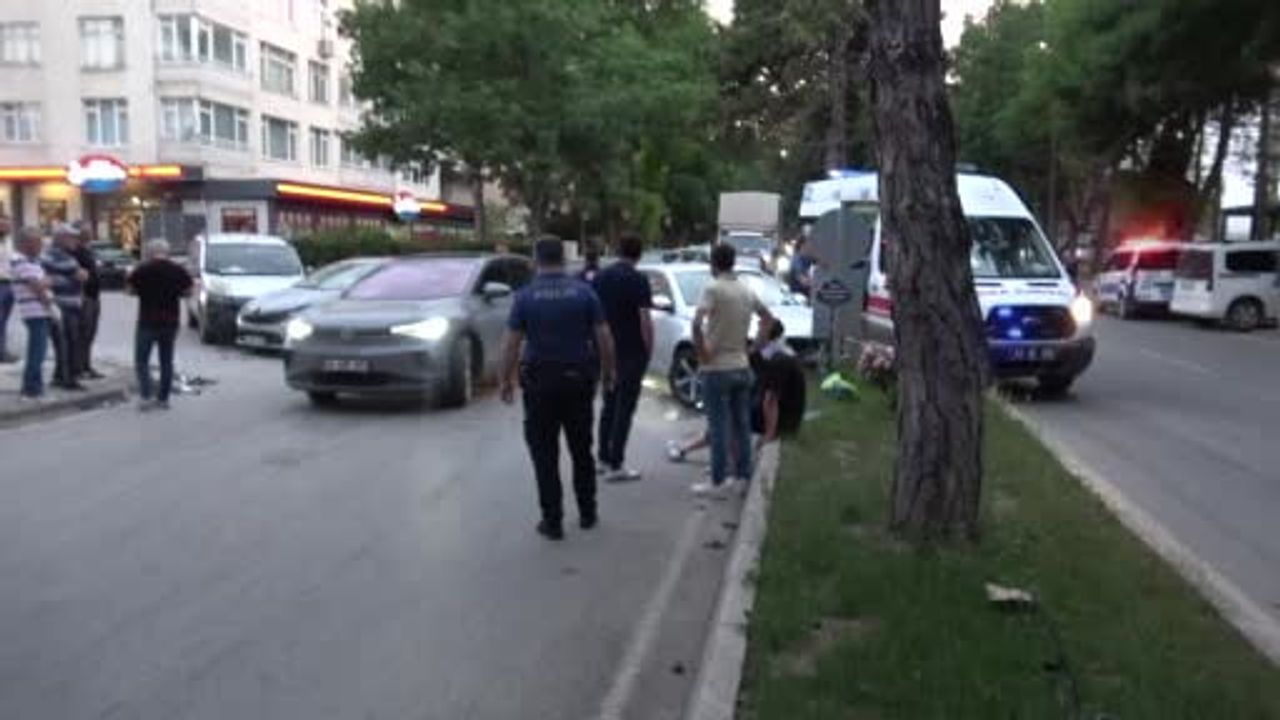 Kütahya'da üç aracın karıştığı kazada 2 kişi yaralandı