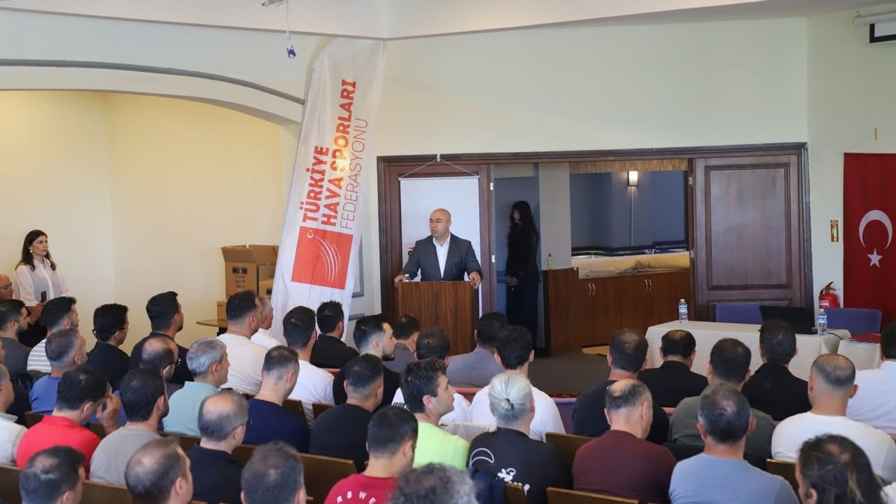 Kütahya'da Yamaç Paraşütü Eğitim Rehberi Toplantısı: Eğitim Standartları ve Bilgi Paylaşımı Öne Çıktı
