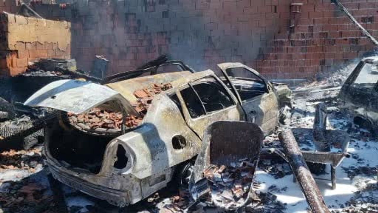 Kütahya’da yangın: 3 ev hasar gördü, 2 araç küle döndü