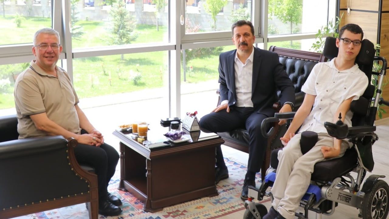 Kütahya İl Emniyet Müdürü Osman Elbir: "Özel bireylerimiz en kıymetli değerlerimizdir" — Eren Baki makam ziyaretinde