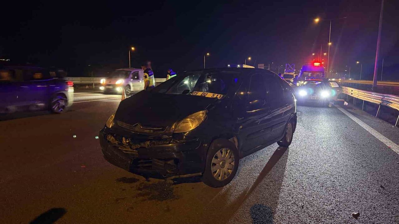 Kuzey Marmara Otoyolu Akmeşe Gişeler'de SUV takla attı, iki kişi hastaneye sevk edildi