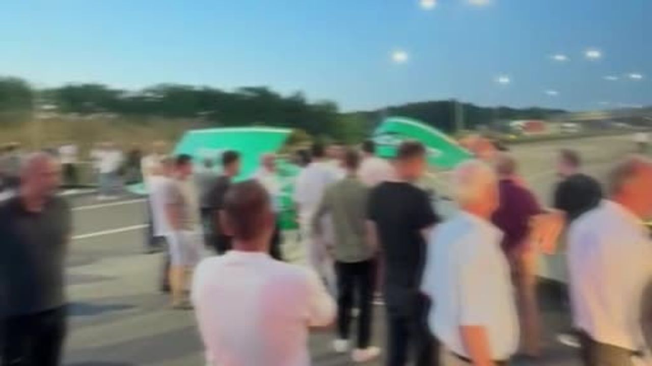 Kuzey Marmara Otoyolu'nda kamyonun açılan damperi tabelaya çarptı, yol yeniden açıldı