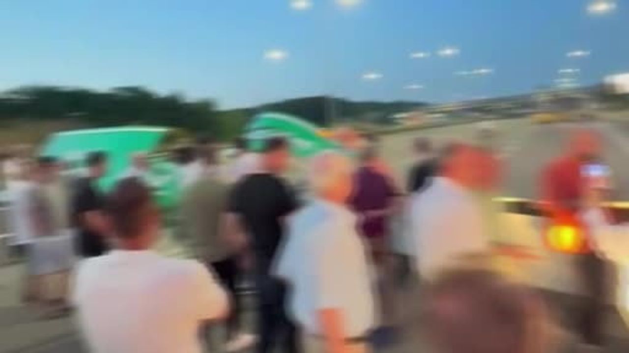 Kuzey Marmara Otoyolu'nda tabela yola devrildi