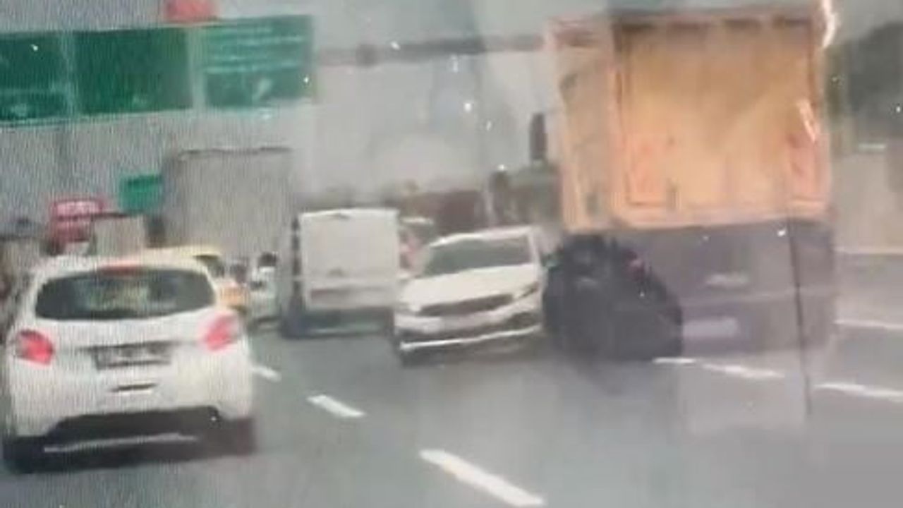 Kuzey Marmara Otoyolu'nda tır otomobili önüne alıp metrelerce sürükledi