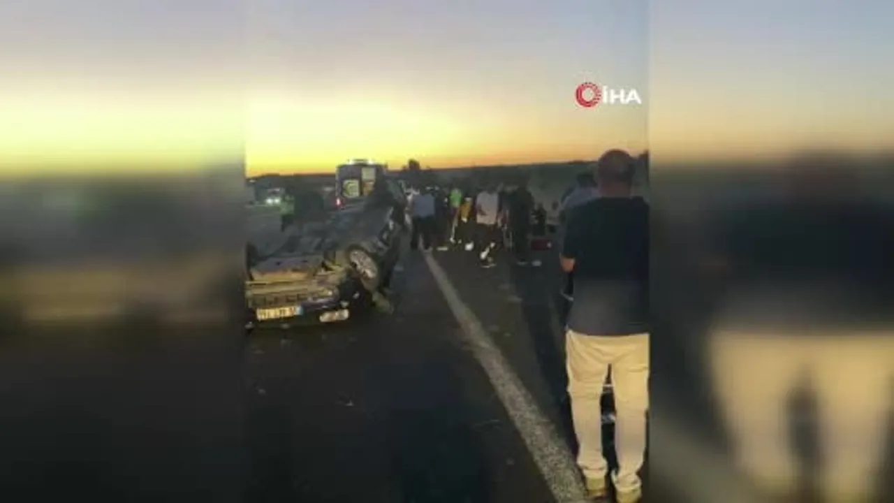 Lastiği patlayan otomobil bariyerlere çarparak takla attı: 2 yaralı