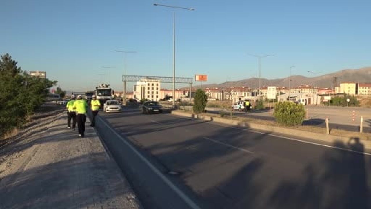 Lastiği patlayan servis aracı şarampole devrildi: Malatya'da 5 yaralı