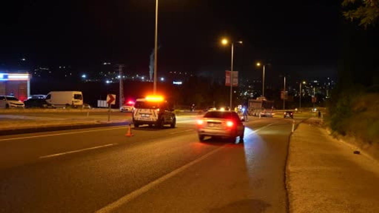 Lastiği patlayan tır önce su kanalına sonra refüje çarptı: 1 yaralı