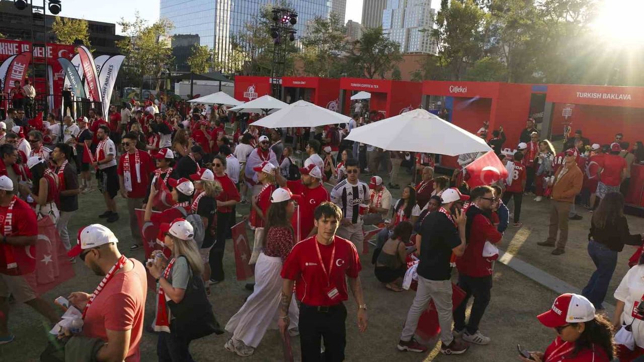 Los Angeles'ta Türkiye taraftarları Paraguay maçında kenetlendi