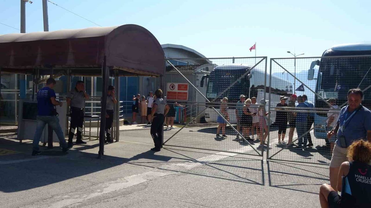 Lüks kruvaziyer bin 749 turistle Alanya iskelesine demir attı