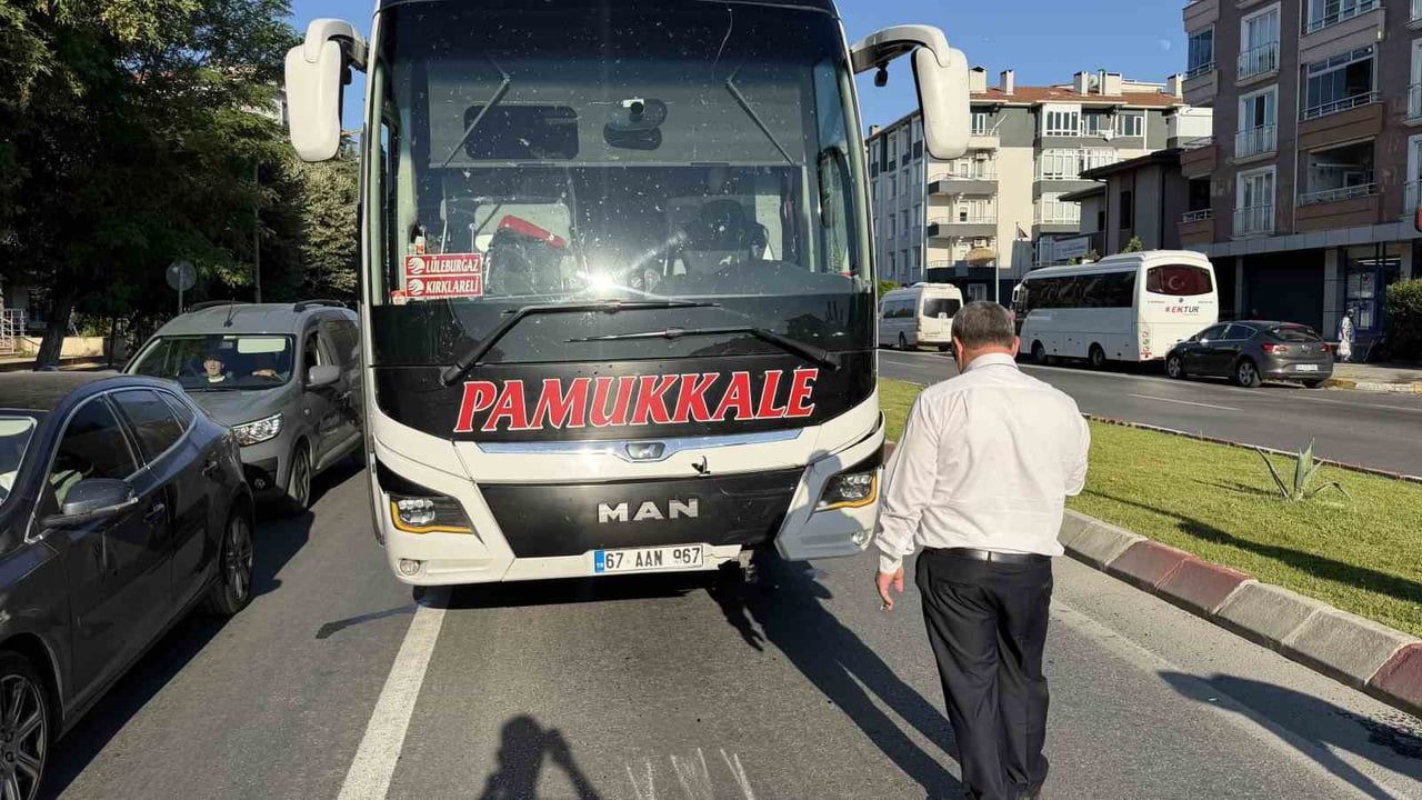 Lüleburgaz’da yaya geçidinde yavaşlayan otomobile otobüs çarptı