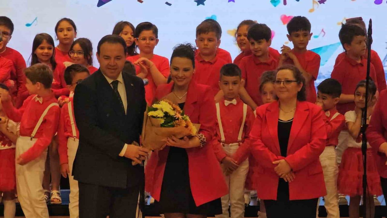 Maarif öğrenci korosu Bülent Ecevit Üniversitesi'nde izleyicileri etkiledi