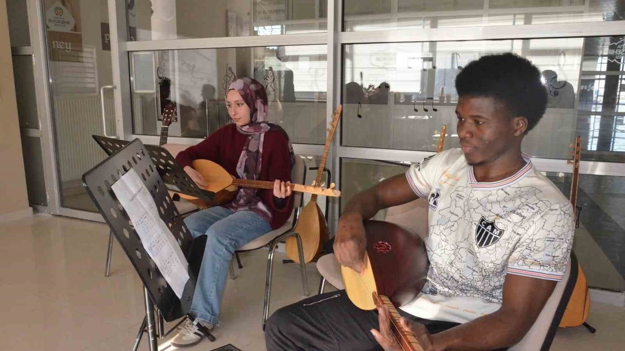 MABESEM Bağlama Kursu, Burkina Faso'lu Abdul Fettah'ı Türk Halk Müziğine Yaklaştırdı