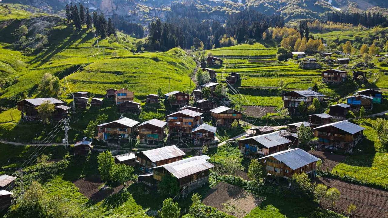 Maden köyü 2 bin 50 rakımda: tamamı ahşap evlerden oluşan yerleşim
